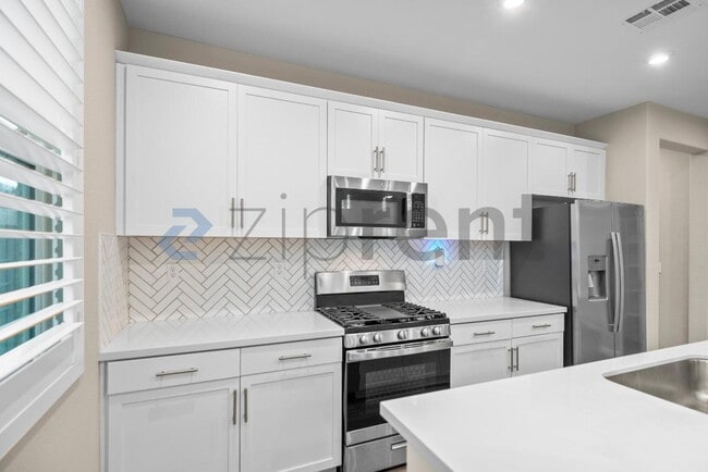 Building Photo - 572 Delicato Dr