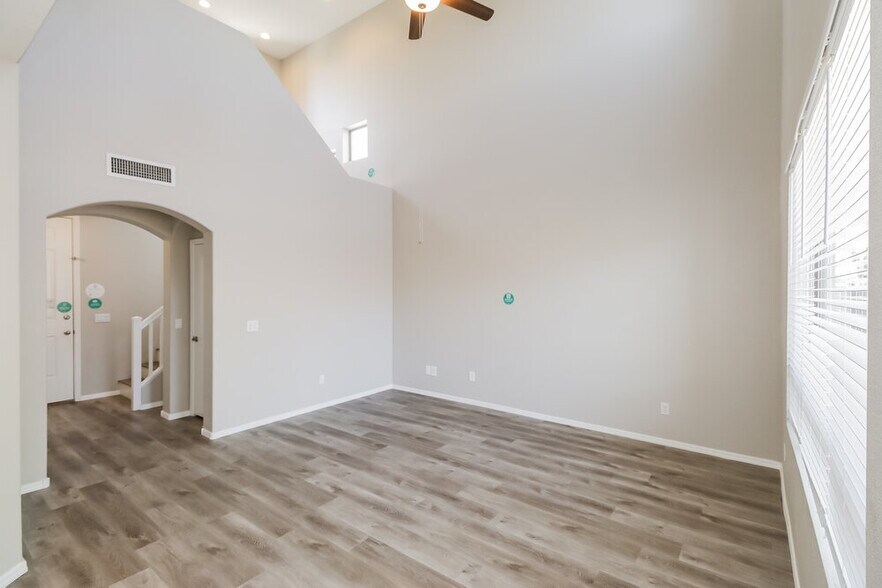 Building Photo - 1303 S Mansard