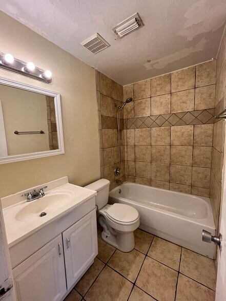 Building Photo - 715 Angelina Ln