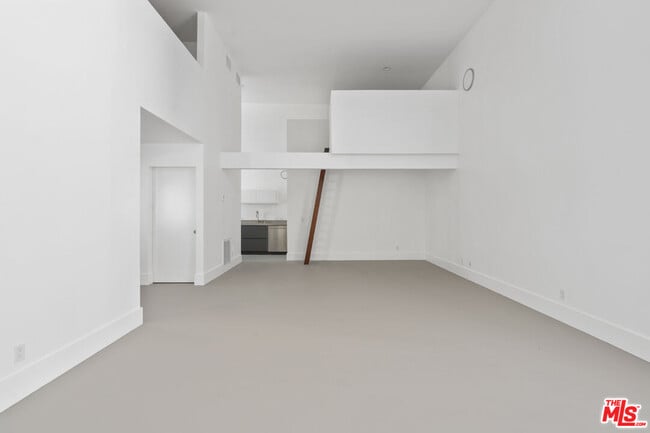 Building Photo - 558 Rose Ave