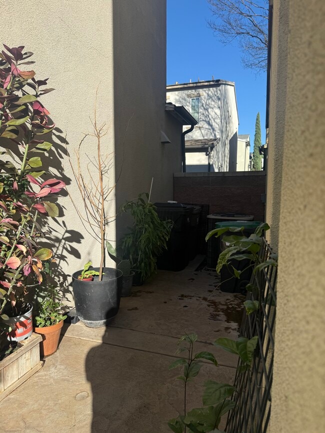 Building Photo - 8432 Weatherwood St