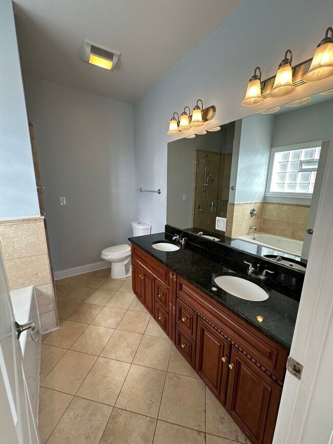 Building Photo - 6229 N Richmond St