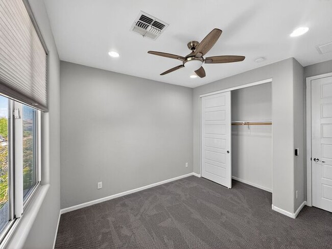 Building Photo - Stunning 5 Bed/5Bath Home in Gated Community – Over 3,100 SqFt of Modern Living -New Carpet throu...