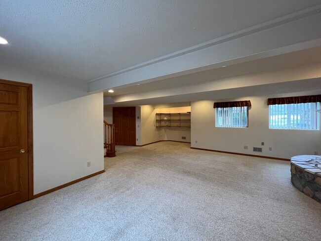 Building Photo - Gorgeous 5 Bed, 2.5 Bath Single-Family Home!