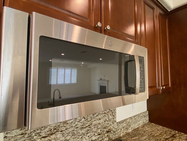 Building Photo - Beautiful 6 bed and 4.5 bath home in West ...