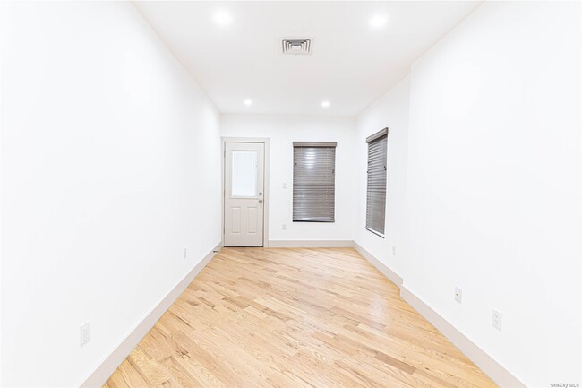 Building Photo - 282 E 38th St