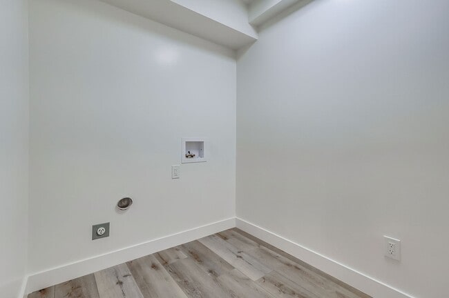 Building Photo - 435 N Oakhurst Dr