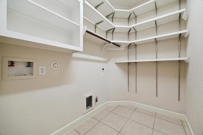 Building Photo - 910 Floriencia St
