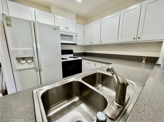 Building Photo - 13115 Le Parc Blvd