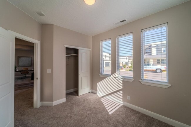 Building Photo - Beautiful 3 bed 2 bath + Den Home in Desert Color! Corner Lot!!