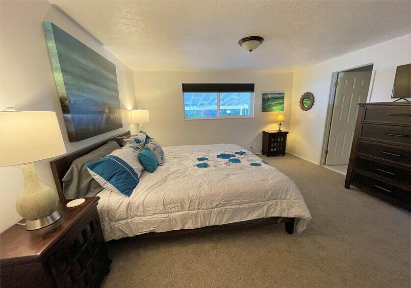 Building Photo - 10499 S Carnation Dr