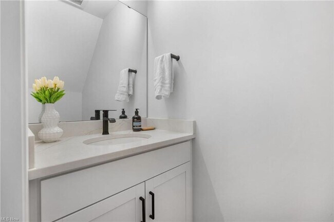 Building Photo - Modern and Luxurious 3 Bedrooms / 2.5 Bathrooms