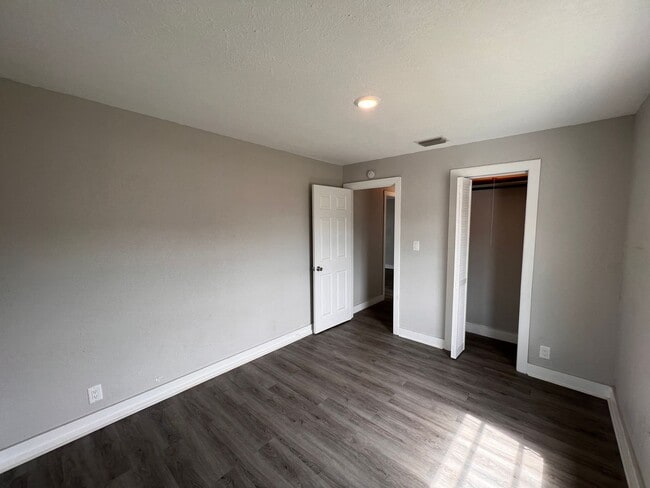 Building Photo - 718 W 7th St