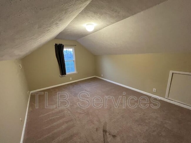 Building Photo - 211 Fall Creek Dr