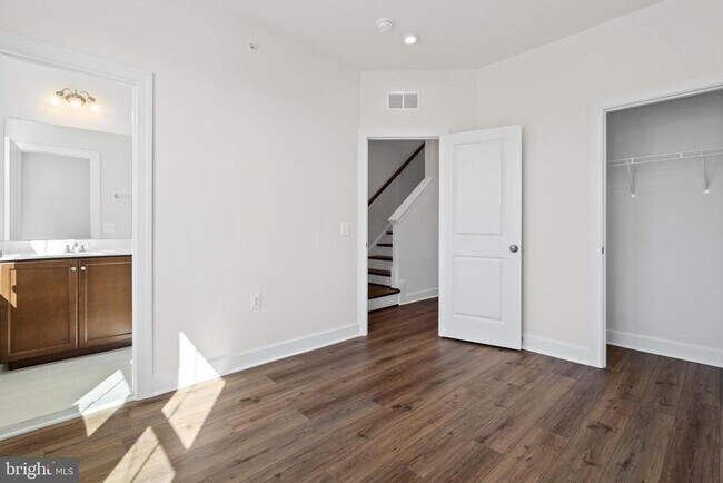 Building Photo - 596 Watermans Dr