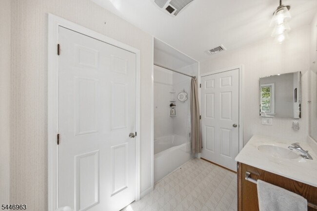 Building Photo - 2057 Lakeside Dr W