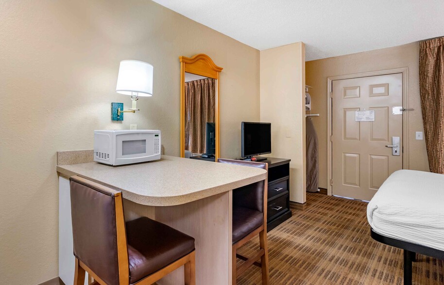 Building Photo - Furnished Studio-Tampa - North Airport