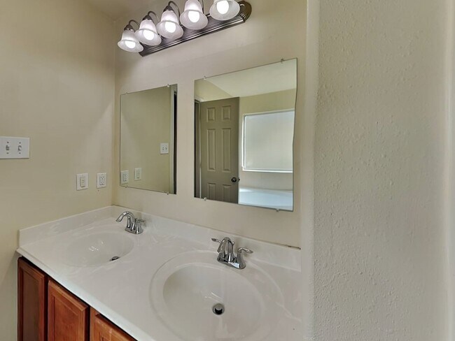 Building Photo - 1411 Baychester Ln