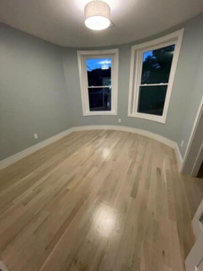 Building Photo - Renovated 3 Bed/2 Bath Right In The Heart Of Washington Square!