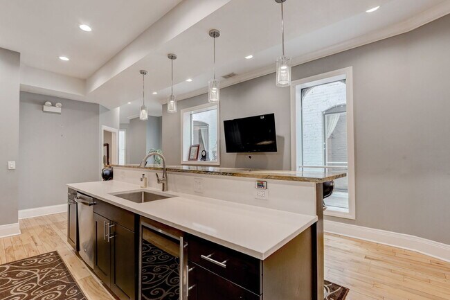 Building Photo - 22 W Ontario St