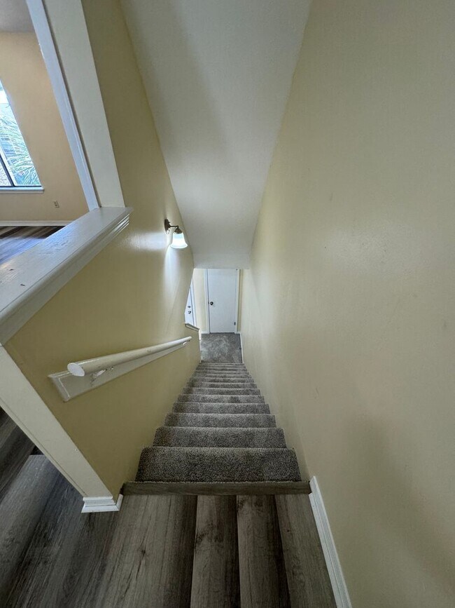 Building Photo - Great Two Bedroom-Freshly Remodeled-$500.00 off first months rental rate with approved application!