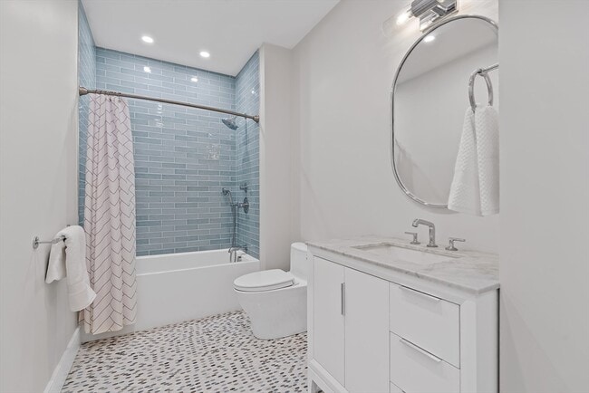 Building Photo - 5 Colonial Rd