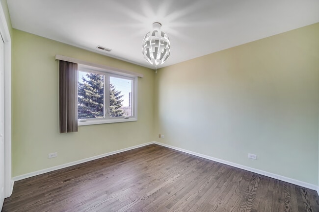 Building Photo - 715 Greenview Ln