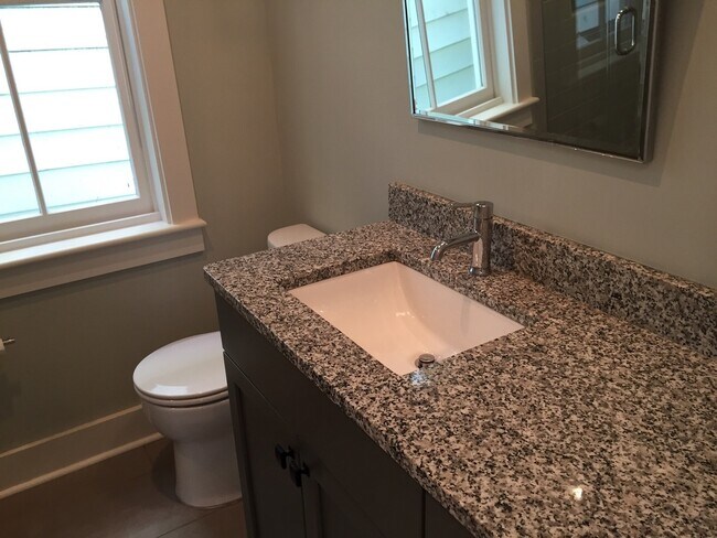 Building Photo - 2 Bedroom 1.5 Bath Apartment in Cannonborough - Downtown