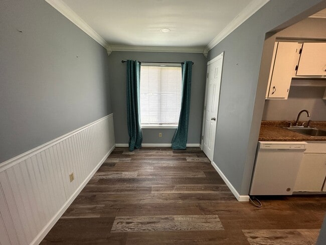 Building Photo - ***REDUCED PRICE***2 Bedroom Townhome in Western Schools