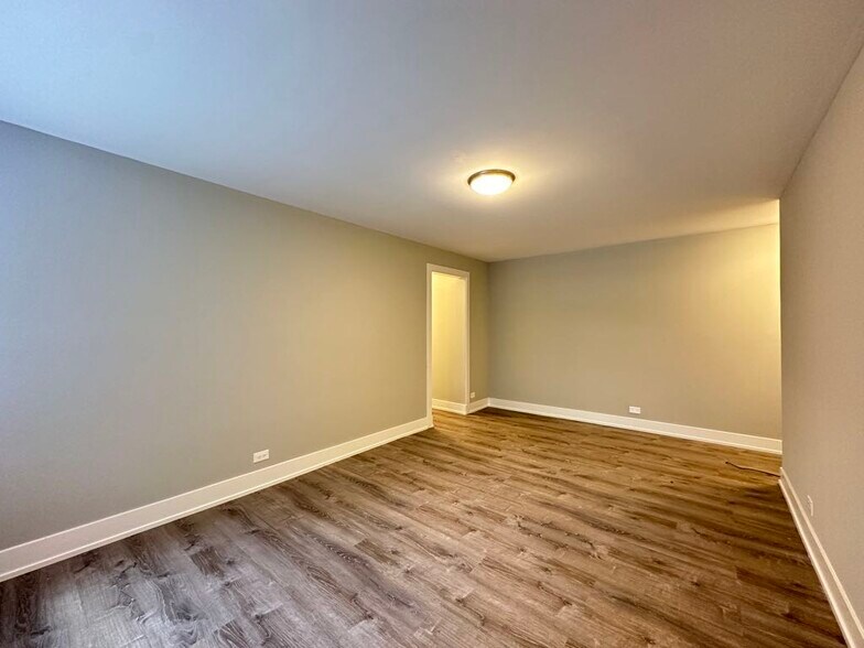 Building Photo - 535 W Surf St