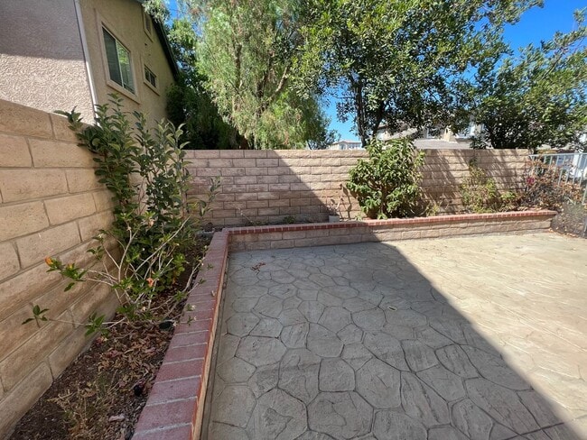 Building Photo - 3 Bed, 2.5 Bath Townhome in gated Park Lane Community