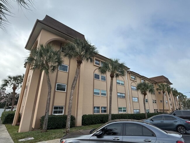 Building Photo - 2525 W Bay Dr