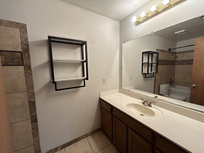 Building Photo - "Charming 2-Bed Townhouse Oasis with 2.5 Baths in Prime Las Vegas Location!"