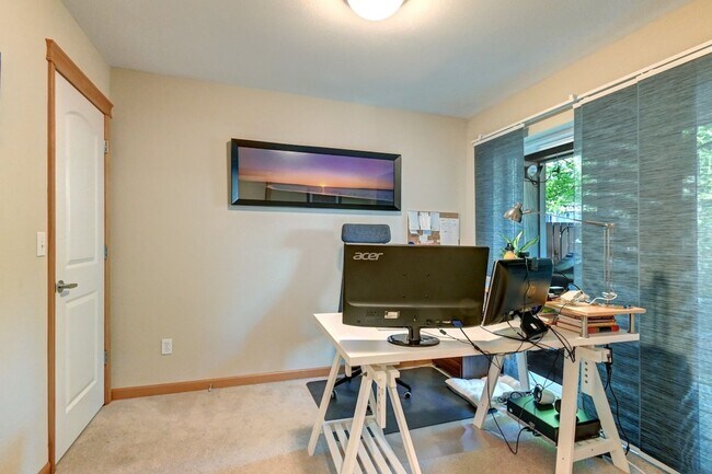 Building Photo - Immaculate Townhome with Private Patio!