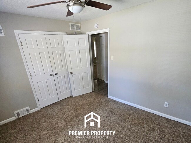 Building Photo - Massive 5BR/3BA Executive Home in East Memphis | Screened Porch & 2,200+ Sq Ft