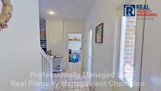 Building Photo - Adorable 2 BD Townhome with Private Patio