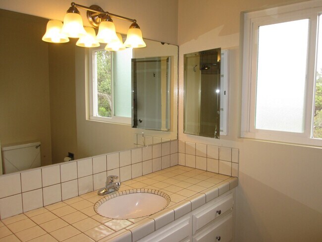 Building Photo - 2BD/1BA Upper Unit in Cardiff