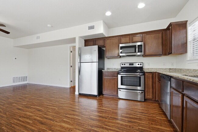 Building Photo - 302 W San Antonio St