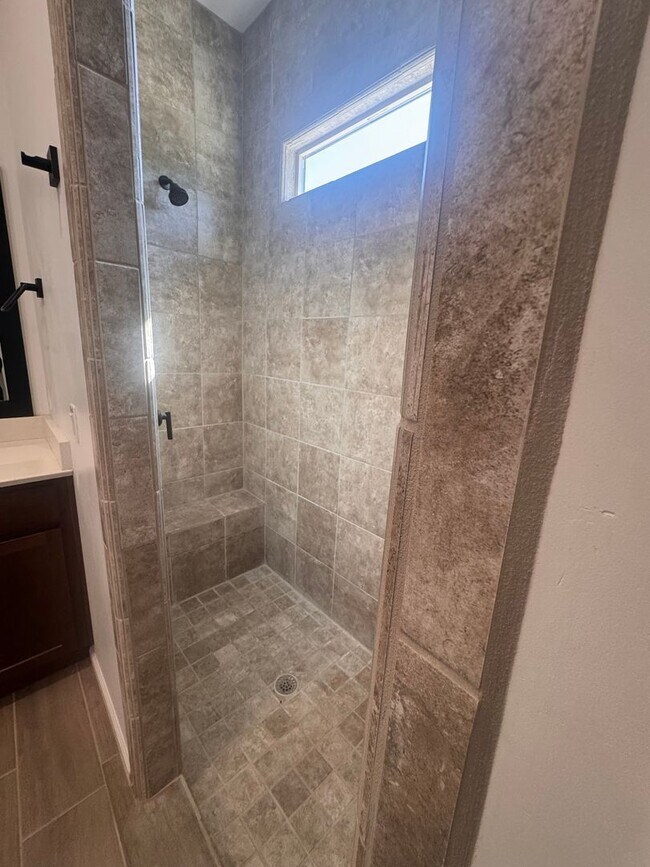 Building Photo - Beautiful newer townhome with Mountain View’s