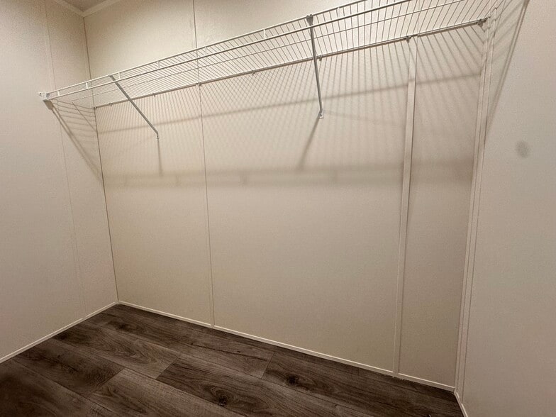 Building Photo - 8 Bing St N