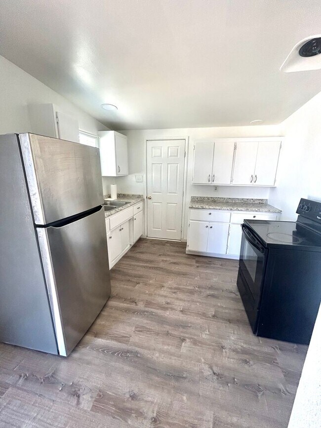Building Photo - Charming 3 bedroom 1 Bathroom Apartment