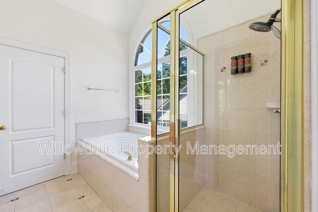 Building Photo - 223 Kinvara Ct