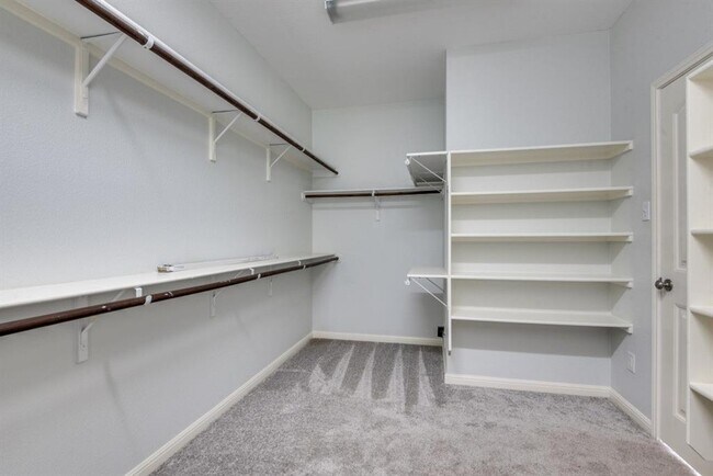 Building Photo - 628 Bottle Brush Dr