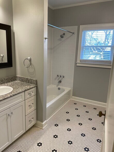 Building Photo - 834 Thomasson Dr