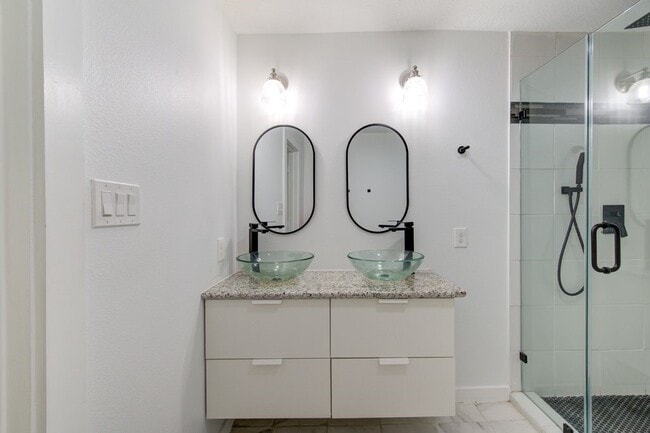 Building Photo - 5906 Hilary St