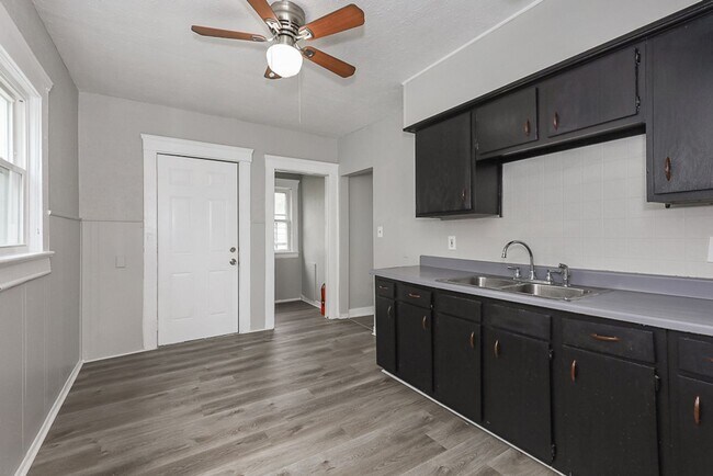 Building Photo - Spacious 3 bedroom/1 bath Single house! Ga...