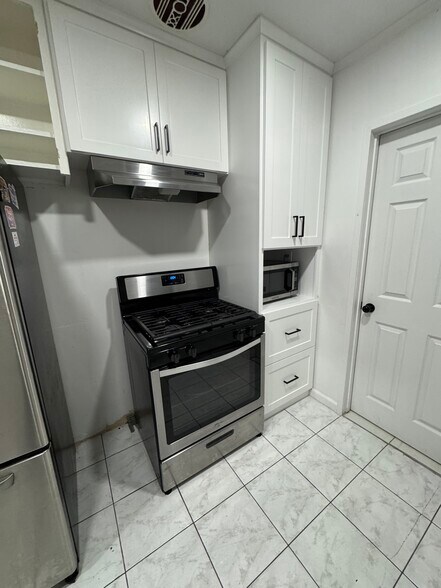 Building Photo - 6831 Hollenbeck St