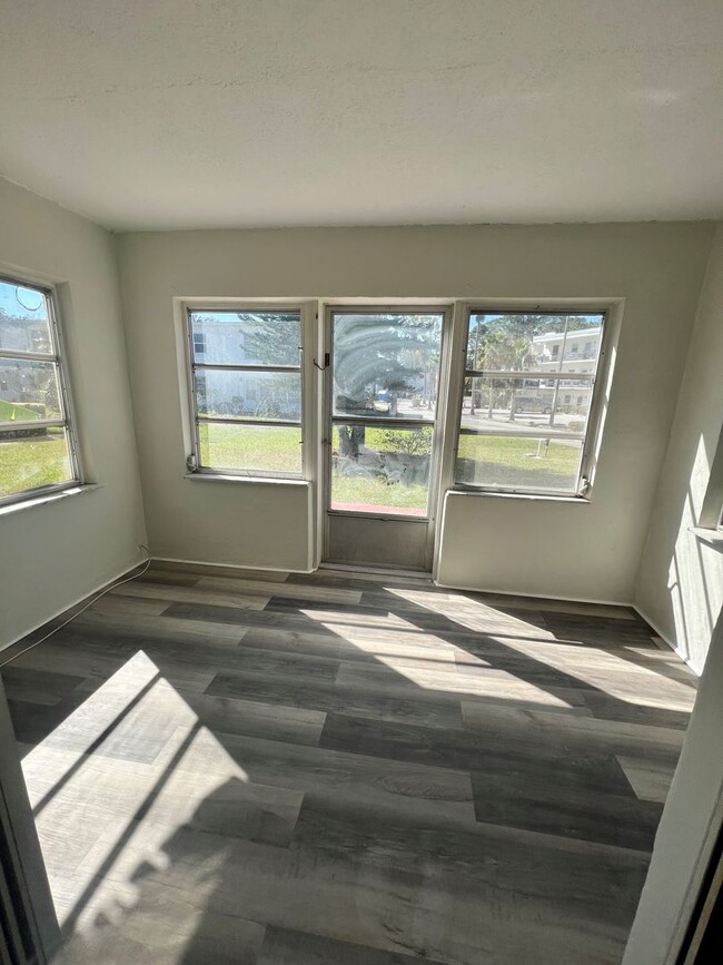 Building Photo - Fully Remodeled 1 Bedroom Condo in 55+ Com...