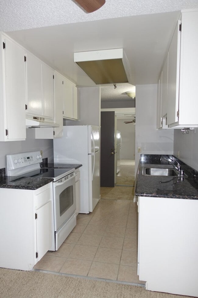 Building Photo - Great location near San Antonio Center shopping, convenient commute, Los Altos Schools