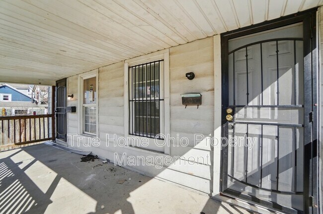 Building Photo - 3215-3215 E 5th St